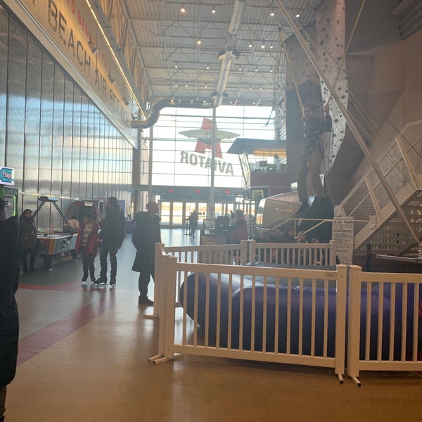 Foto scattata a Aviator Sports &amp; Events Center da George G. il 1/21/2019