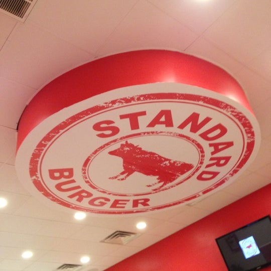 Foto tirada no(a) Standard Burger por Kerry S. em 11/20/2012