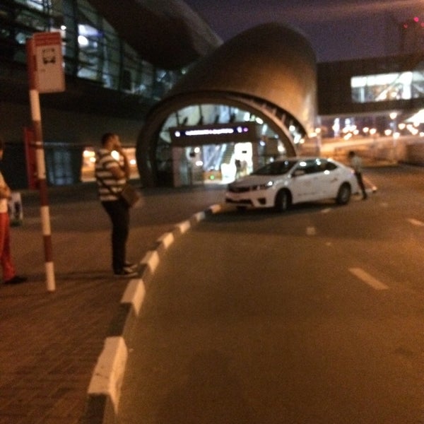 Photos At Dubai Mall Metro Bus Stop وسط مدينة دبي Dubai Mall
