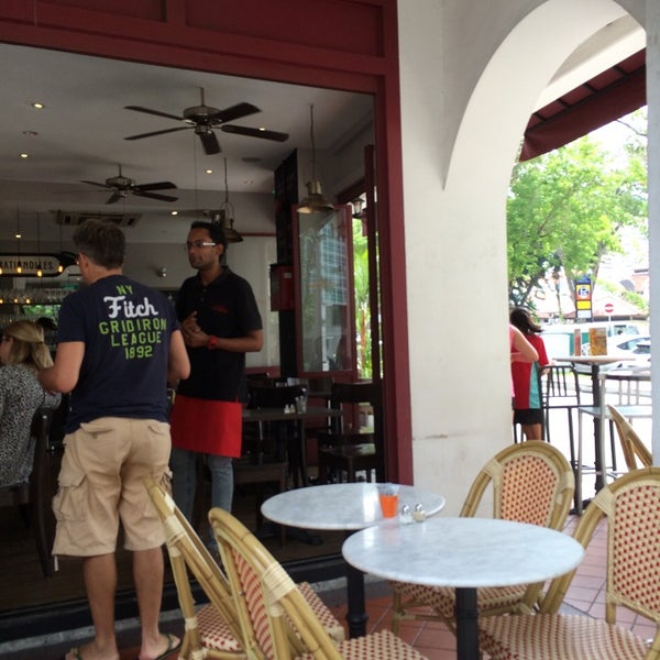 9/7/2014 tarihinde Anne M.ziyaretçi tarafından Ô BATIGNOLLES Wine Bar'de çekilen fotoğraf