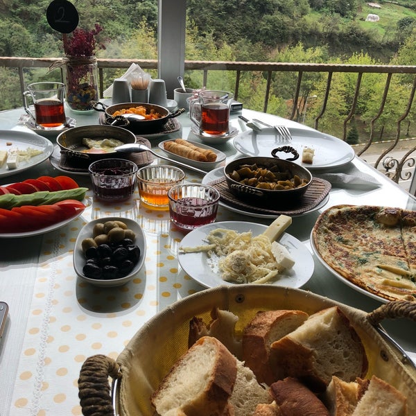 Photo taken at Kayadibi Saklıbahçe Restoran by Reyhan E. on 9/28/2018