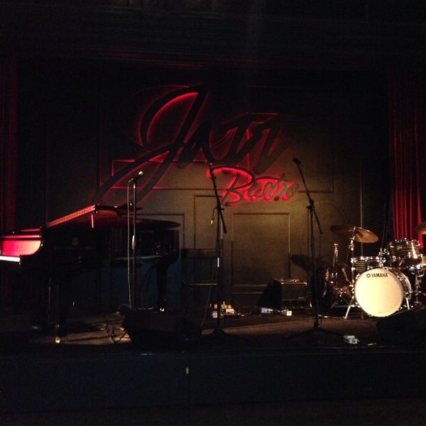 Foto diambil di Jazz Bistro oleh Terri D. pada 1/25/2014