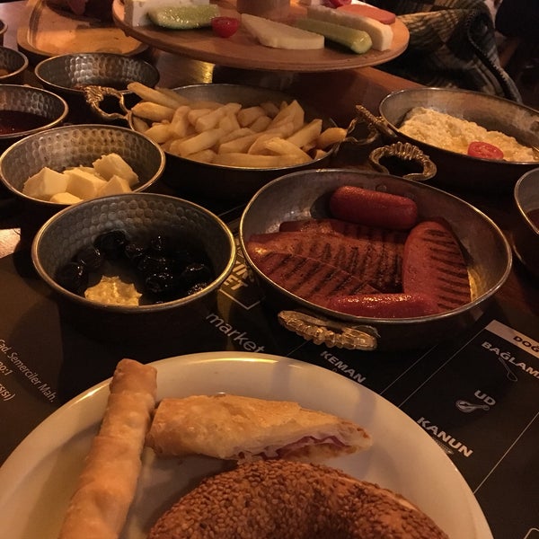 Photo prise au Saklı Cafe Restaurant par Kasım Kurabiyesi le1/12/2020