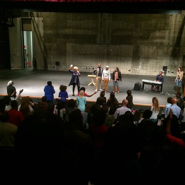 รูปภาพถ่ายที่ Nate Holden Performing Arts Center โดย Anthony W. เมื่อ 1/28/2015