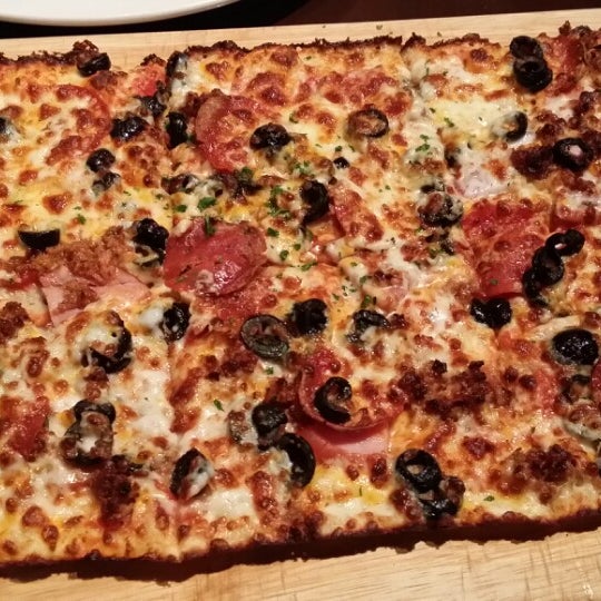 รูปภาพถ่ายที่ Balboa Pizza โดย ᴡ W. เมื่อ 2/20/2014