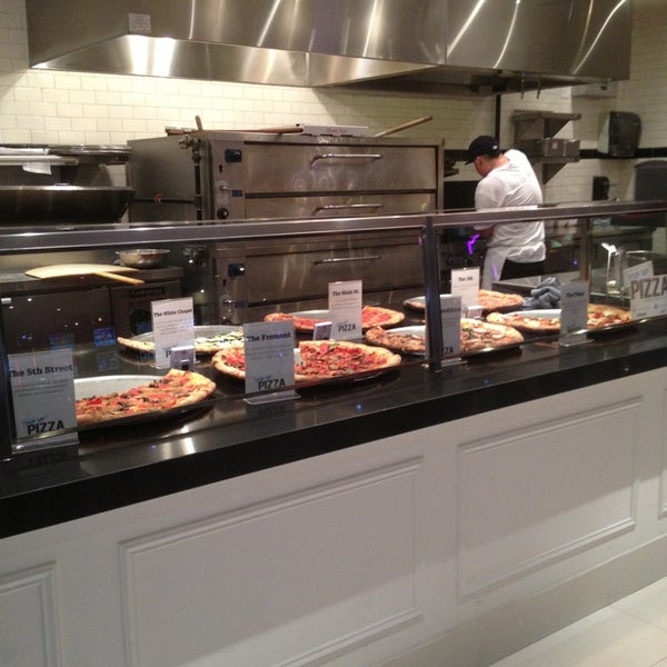 12/18/2012 tarihinde Jacqueline J.ziyaretçi tarafından Pop Up Pizza'de çekilen fotoğraf