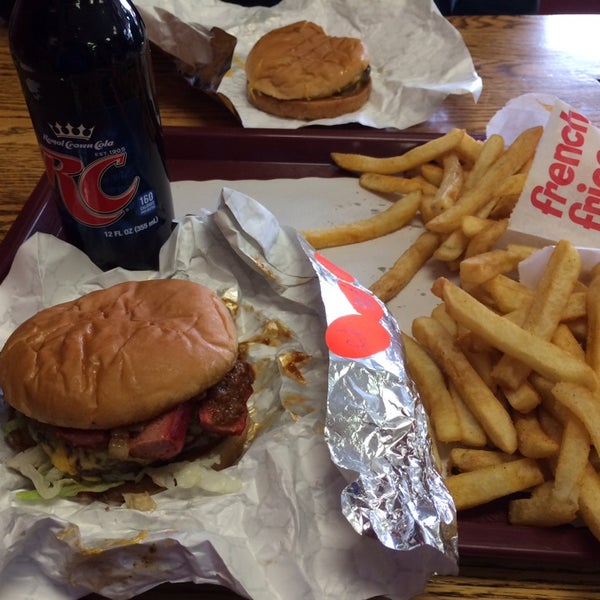 Foto tomada en Corbett&#39;s Burgers &amp; Soda Bar  por Matthew B. el 2/25/2014