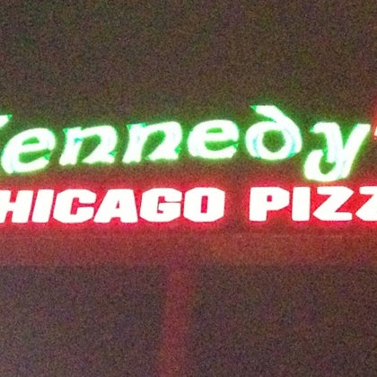 รูปภาพถ่ายที่ Kennedy&#39;s Chicago Pizza โดย Jeff L. เมื่อ 12/12/2012