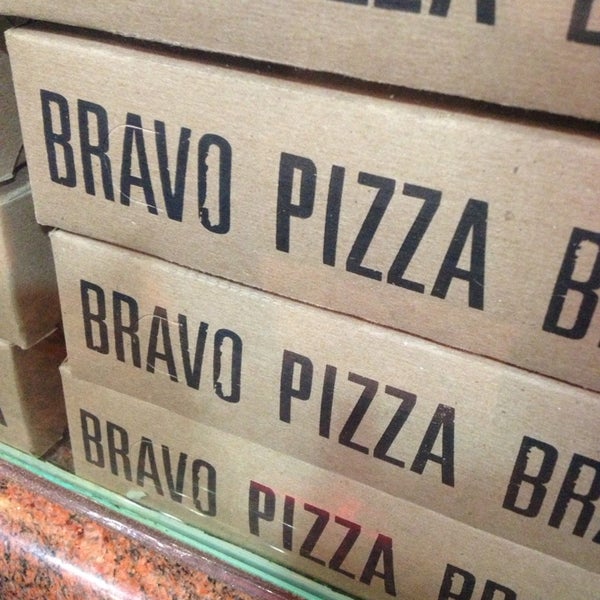 2/24/2013 tarihinde Matt R.ziyaretçi tarafından Bravo Pizza'de çekilen fotoğraf