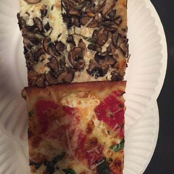 11/5/2016 tarihinde Van N.ziyaretçi tarafından Williamsburg Pizza'de çekilen fotoğraf