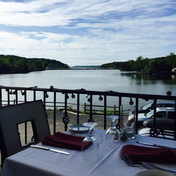 Photo taken at Mill Pond House Restaurant by Van N. on 6/5/2015