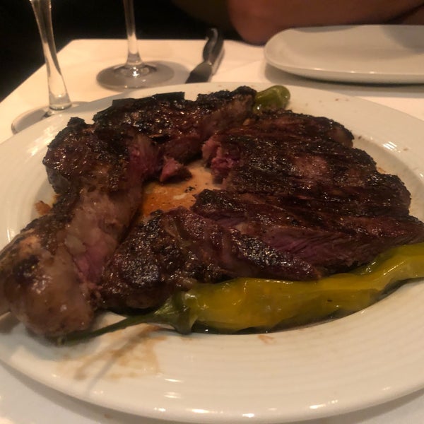 Foto tirada no(a) Gallagher&#39;s Steakhouse por Manabu K. em 6/27/2019