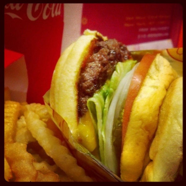 3/12/2013にEric T.がLucky&#39;s Famous Burgersで撮った写真