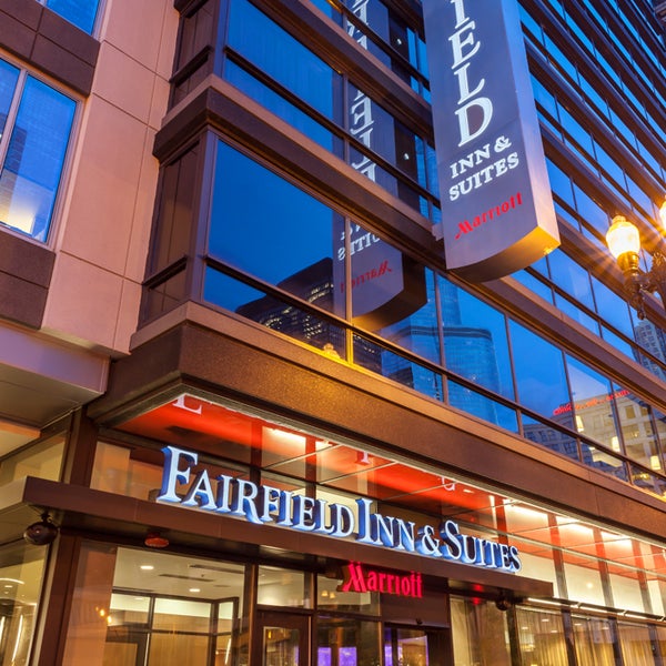 1/13/2014 tarihinde Fairfield Inn &amp; Suites Chicago Downtown/River Northziyaretçi tarafından Fairfield Inn &amp; Suites Chicago Downtown/River North'de çekilen fotoğraf