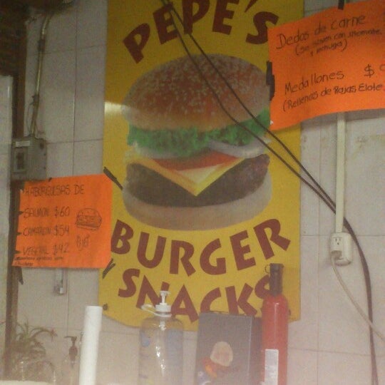 Foto tomada en Pepe&#39;s burger snacks     Cuando usted la prueba lo comprueba, La mejor!  por Alfredo L. el 1/15/2014