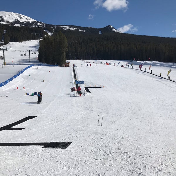 Foto diambil di Lake Louise Ski Area &amp; Mountain Resort oleh ptm@n pada 3/17/2019