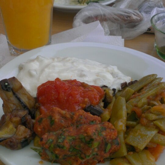 Foto scattata a sanus restaurant|café da Onur B. il 3/14/2013