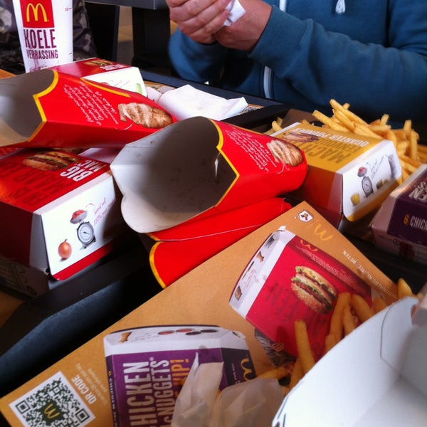 รูปภาพถ่ายที่ McDonald&#39;s โดย Joks O. เมื่อ 5/4/2013