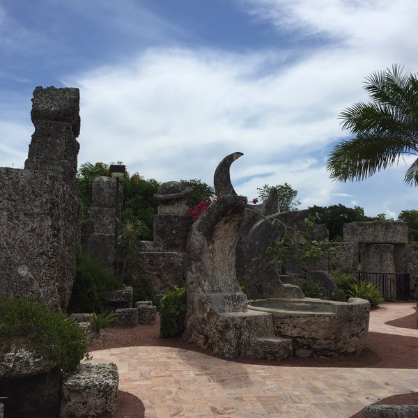 Foto tirada no(a) Coral Castle por slava em 8/14/2015