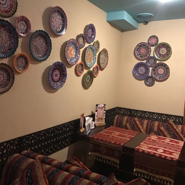 Я как любитель всего восточного в восторге от деталей в этом ресторанчике , тут и турецкие декоративные тарелки, и панно из разных тканей и уютные диванчики с множеством подушек