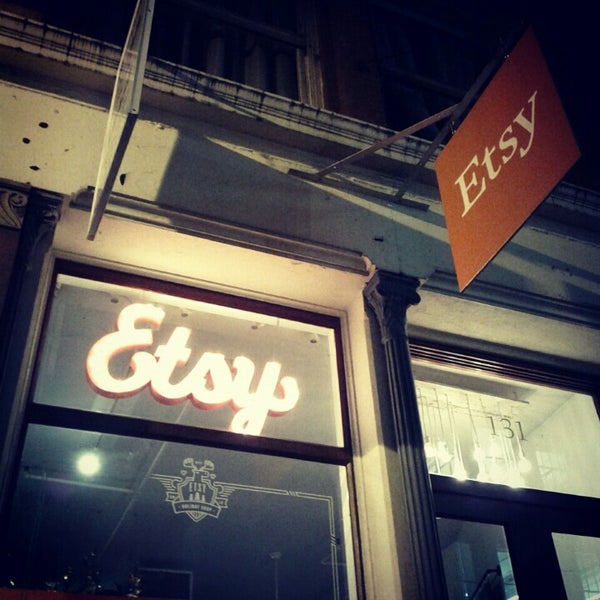 Foto diambil di Etsy Holiday Shop oleh Rosie S. pada 12/6/2012