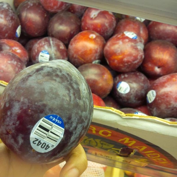 9/25/2014 tarihinde Annie P.ziyaretçi tarafından Apricot Fruit Store'de çekilen fotoğraf