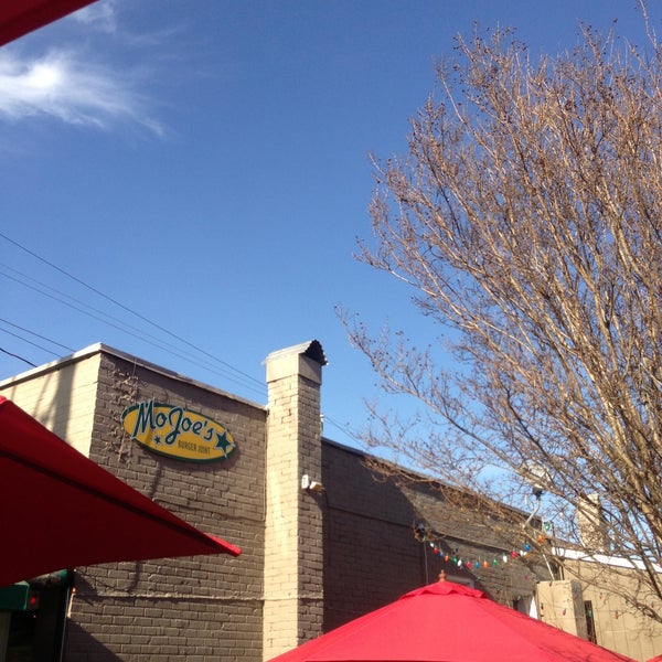 Das Foto wurde bei MoJoe&#39;s Burger Joint von Jonathan S. am 4/13/2013 aufgenommen