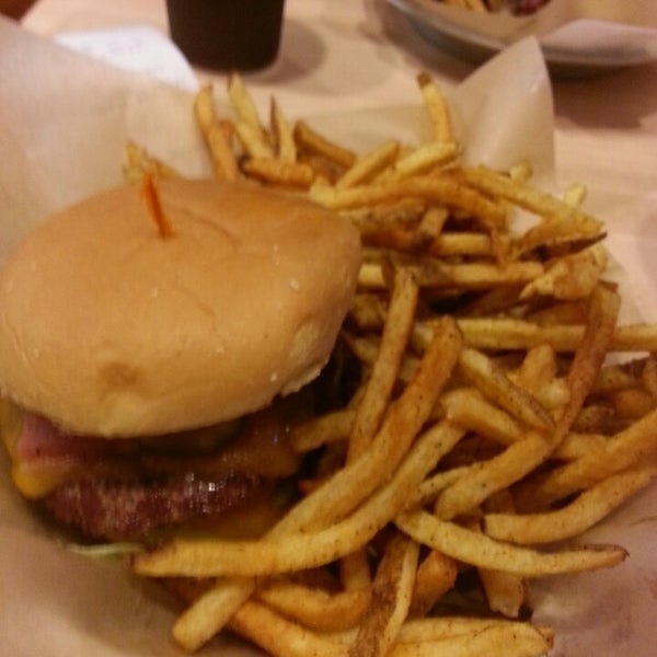 6/2/2013にTony C.がMeatheads Burgers &amp; Friesで撮った写真