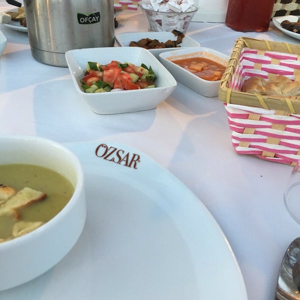 Das Foto wurde bei Özsar Restaurant von Zeynep E. am 6/18/2016 aufgenommen