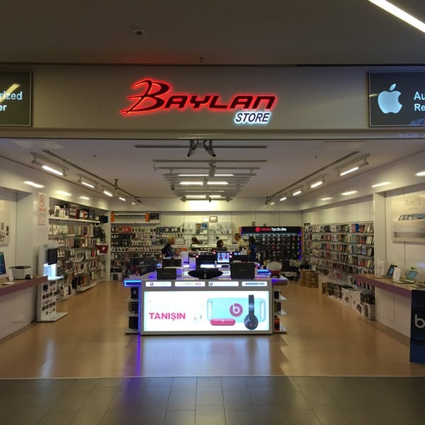 Foto tomada en Baylan Apple Authorized Store  por Cumhur T. el 9/28/2014