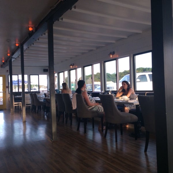 รูปภาพถ่ายที่ The Harbor Raw Bar &amp; Lounge โดย Candace C. เมื่อ 6/28/2014