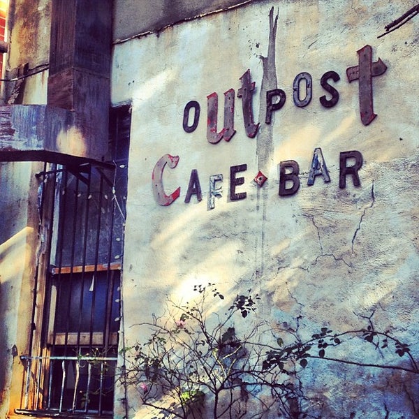Das Foto wurde bei Outpost Café and Bar von Gwyn C. am 11/17/2012 aufgenommen