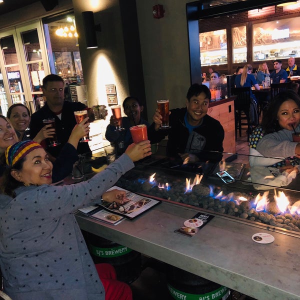Photo taken at BJ&#39;s Restaurant &amp; Brewhouse by Arvin W. on 11/18/2018