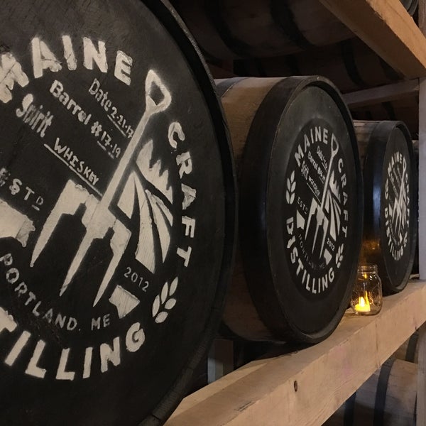 Foto tirada no(a) Maine Craft Distilling por YourMomsAndMe . em 1/27/2018