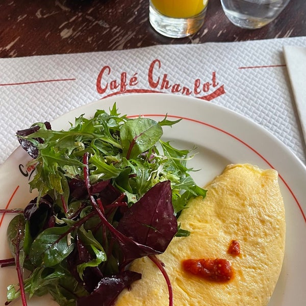 1/28/2024 tarihinde Kat O.ziyaretçi tarafından Café Charlot'de çekilen fotoğraf