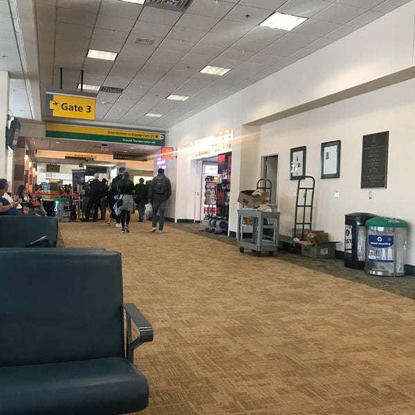Foto tirada no(a) Stewart International Airport (SWF) por Kat O. em 5/24/2018