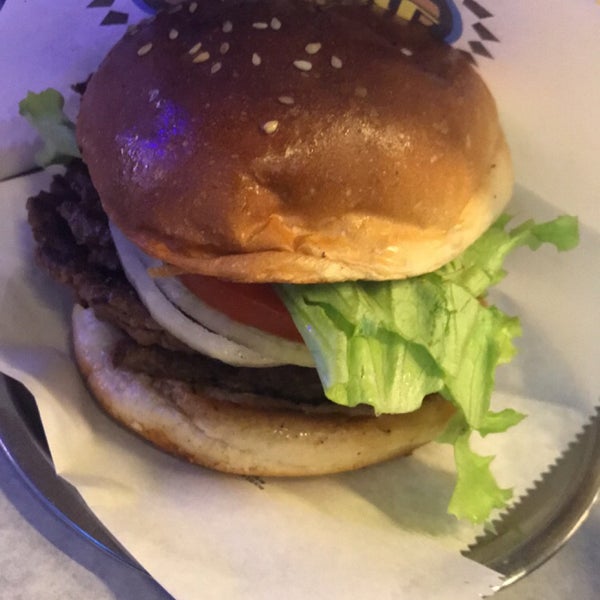 Foto scattata a Dobby&#39;s Burger Place da Agit Rubar D. il 4/13/2019
