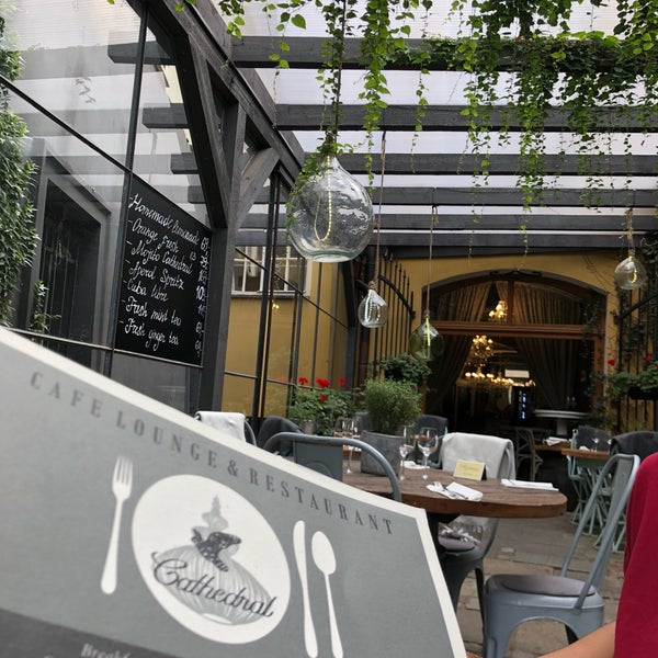 Foto tirada no(a) Cathedral Café Lounge &amp; Restaurant por SH em 7/26/2018