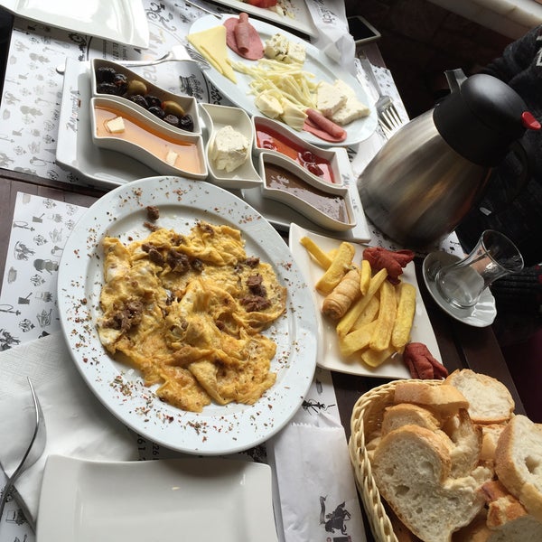 Foto diambil di Monarchi | Cafe ve Restaurant oleh Murat Can K. pada 10/29/2015