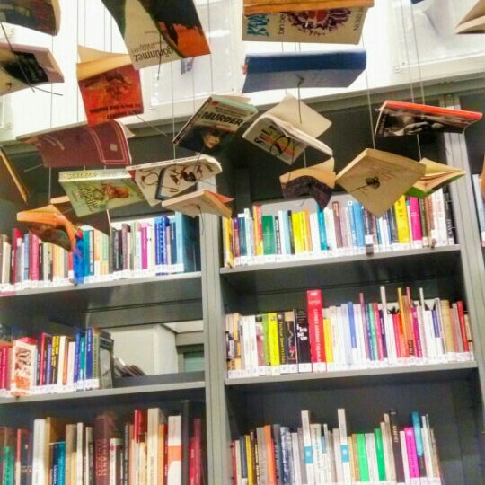 รูปภาพถ่ายที่ İstanbul Modern Kütüphane โดย Nimet Ç. เมื่อ 8/15/2015