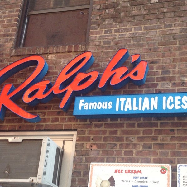 รูปภาพถ่ายที่ Ralph&#39;s Famous Italian Ices โดย Erwin A. เมื่อ 6/29/2014