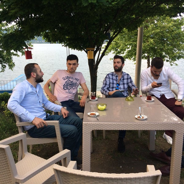 รูปภาพถ่ายที่ Tepedeki Çimenlik โดย Abdullah İ. เมื่อ 6/17/2017
