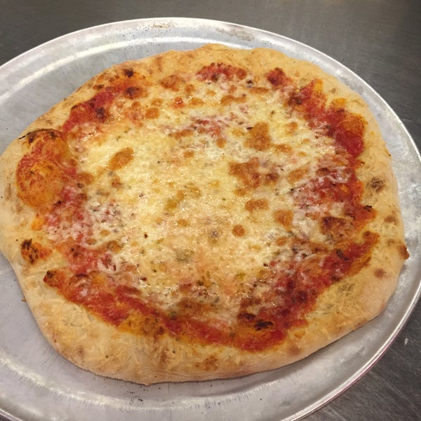 Foto tirada no(a) Pizza School NYC por Lauren S. em 10/14/2015