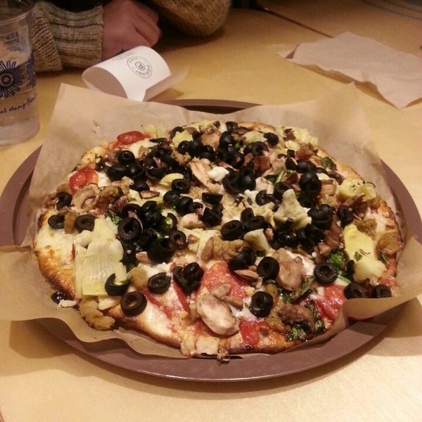 Снимок сделан в Pieology Pizzeria пользователем Alan H. 9/14/2013