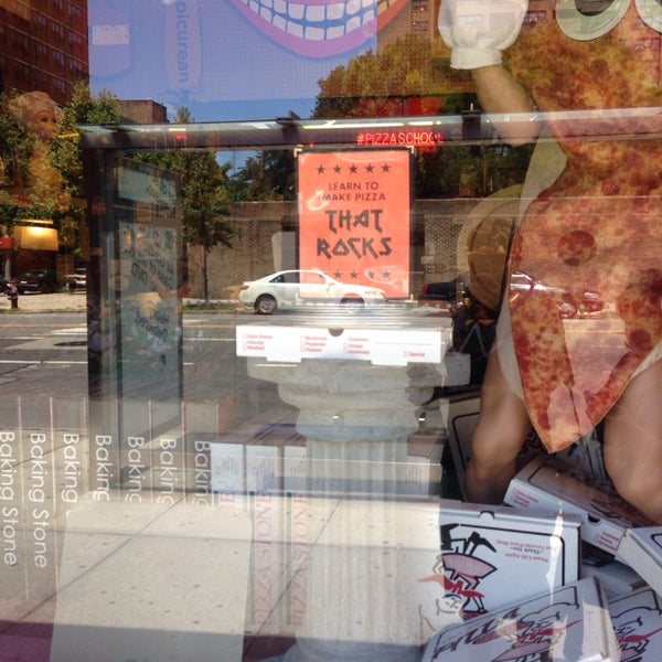 7/5/2014 tarihinde Nomadziyaretçi tarafından Pizza School NYC'de çekilen fotoğraf