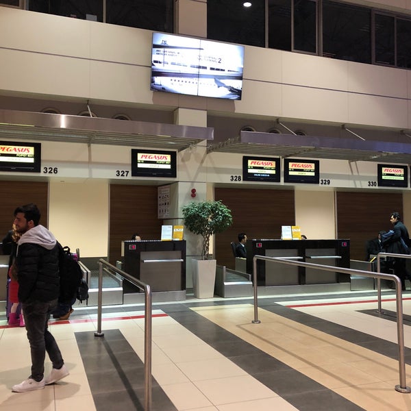 Pegasus check in. Turkish airlines in airport. Pegasus check in. Регистрация в аэропорту. Check in airport.
