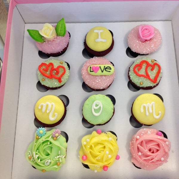 4/30/2014에 Joaquin D.님이 Misha&#39;s Cupcakes에서 찍은 사진