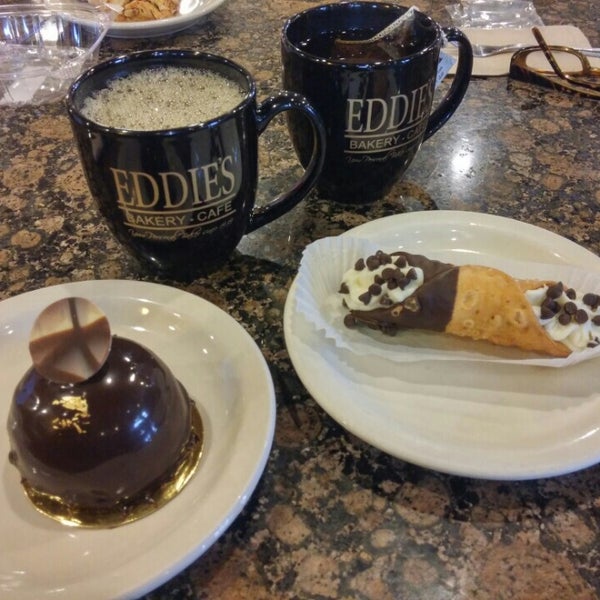 Foto diambil di Eddie&#39;s Bakery Cafe oleh Dono J. pada 12/22/2015