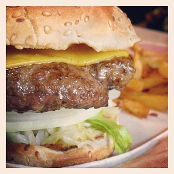 รูปภาพถ่ายที่ Joy Burger Bar โดย PHUDE-nyc เมื่อ 6/29/2013