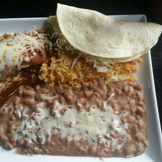 Foto scattata a Zama Mexican Cuisine &amp; Margarita Bar da Shana M. il 5/5/2016